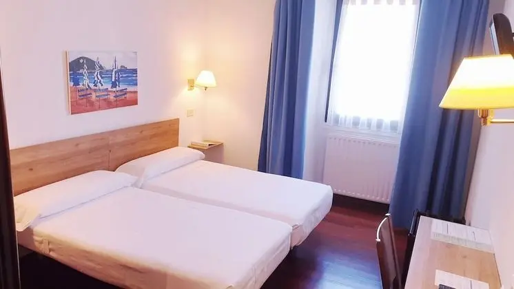 Büyük Yataklı Tek Kişilik Oda