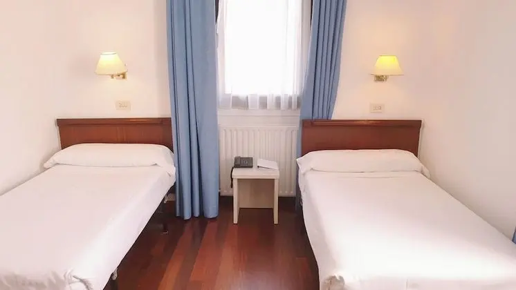 Büyük Yataklı Tek Kişilik Oda