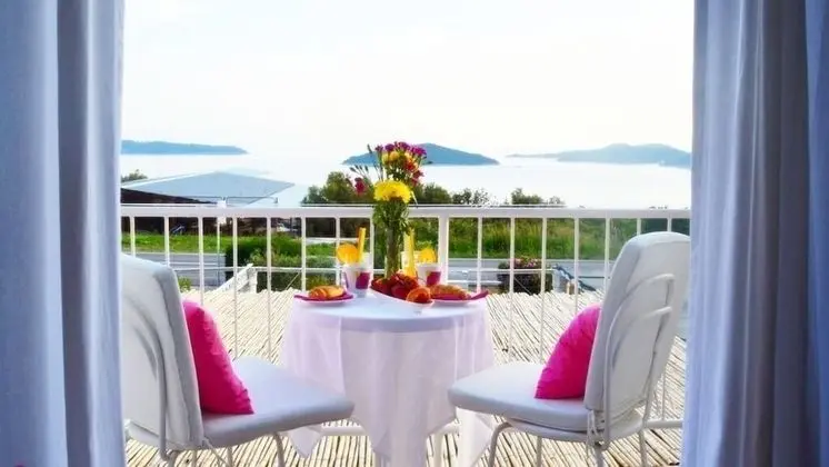 Ev (Zdravko - sea view & peaceful nature )