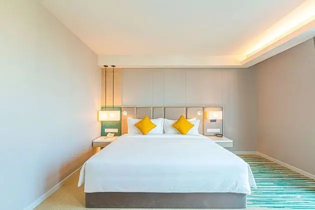 Superior King Room with City View