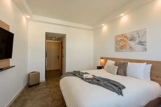 Superior Room, 1 Queen Bed, Ground Floor Balcony, City View