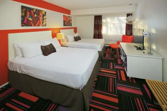 Standard Oda, 2 Büyük (Queen) Boy Yatak (Zed 2 Bed)