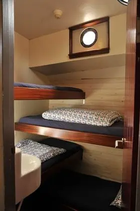 İki Ayrı Yataklı Oda, Ortak Banyo