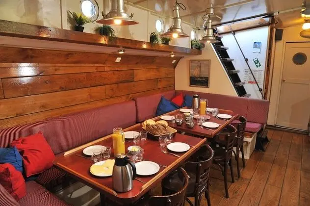 İki Ayrı Yataklı Oda, Ortak Banyo