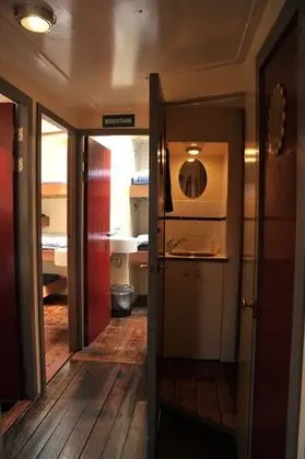 İki Ayrı Yataklı Oda, Ortak Banyo