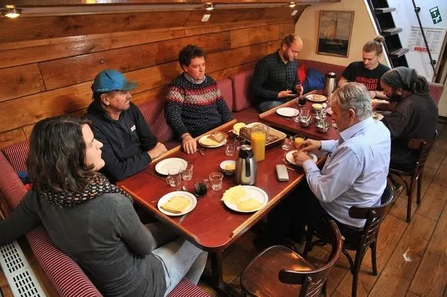 İki Ayrı Yataklı Oda, Ortak Banyo