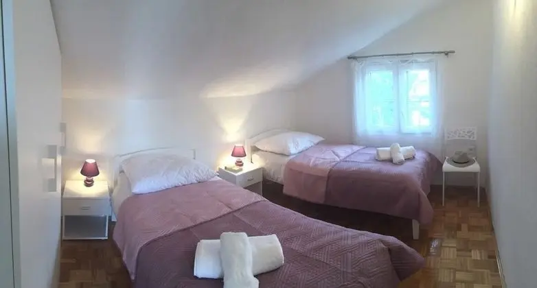 Apart Daire (Željko - affordable and with sea vie)
