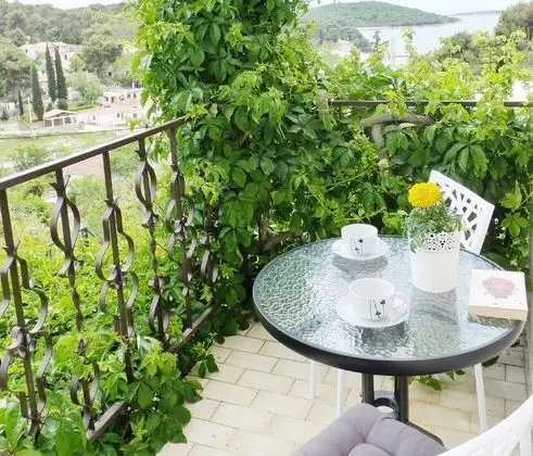 Apart Daire (Željko - affordable and with sea vie)