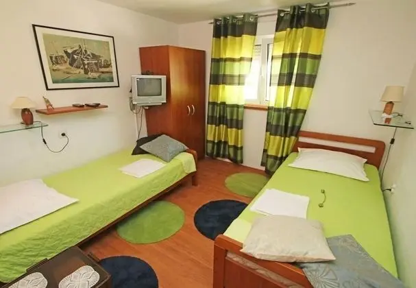 Ev (Zeljko - with nice garden - H(5))