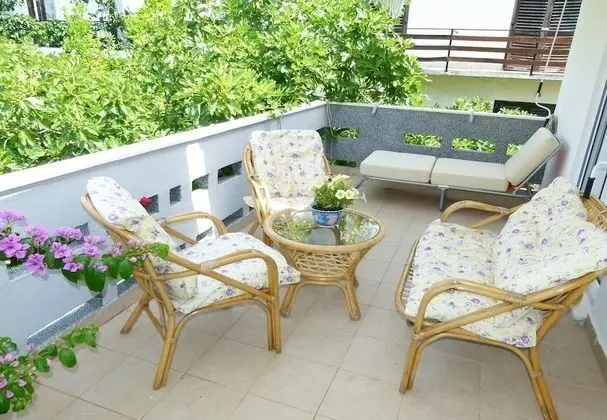 Ev (Zeljko - with nice garden - H(5))