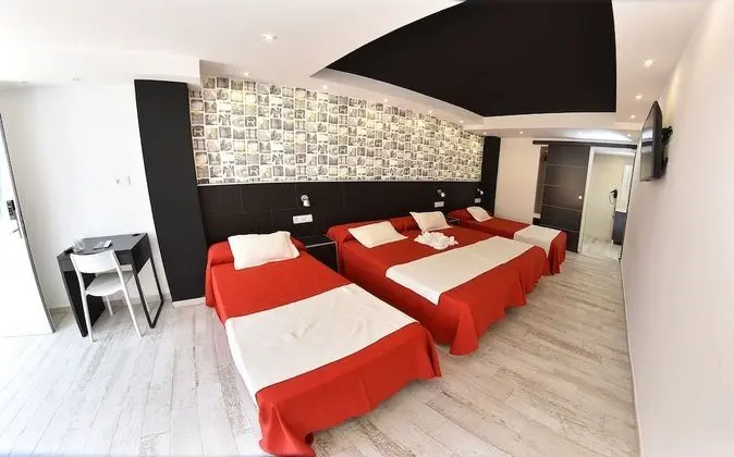 Comfort Tek Büyük Yataklı Oda (with two extra beds)