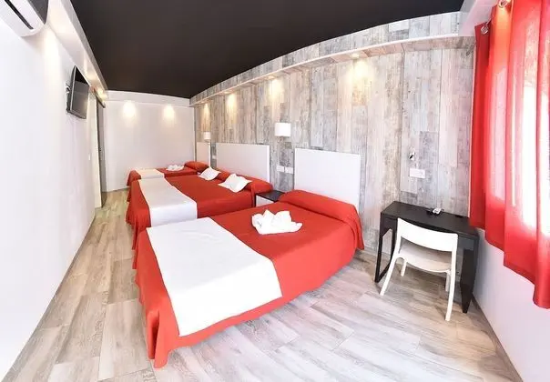 Comfort Tek Büyük Yataklı Oda (with two extra beds)