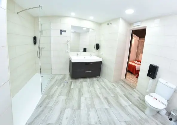 Comfort Tek Büyük Yataklı Oda (with two extra beds)