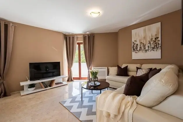 Luxury Apart Daire, Bahçe Manzaralı