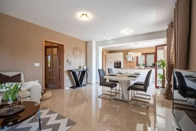 Luxury Apart Daire, Bahçe Manzaralı