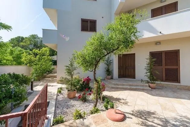 Luxury Apart Daire, Bahçe Manzaralı
