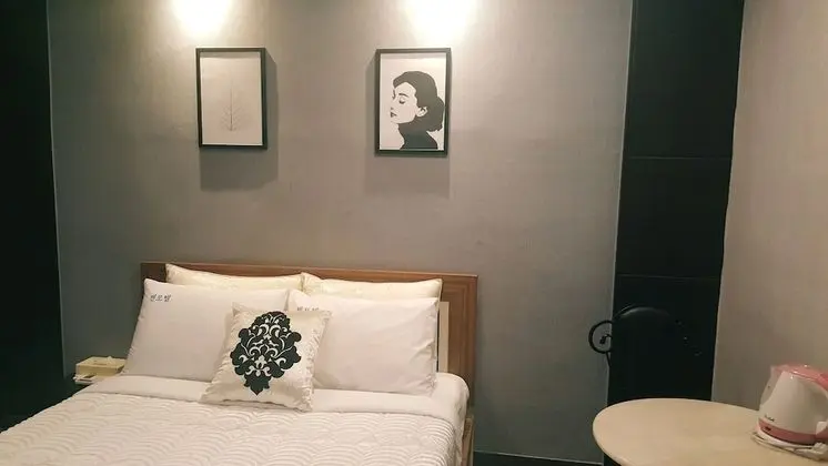 Basic Tek Büyük Yataklı Oda, 1 Büyük (Queen) Boy Yatak