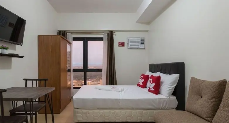 Deluxe Room with Queen Bed
