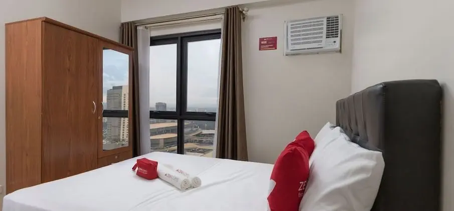 Deluxe Room with Queen Bed