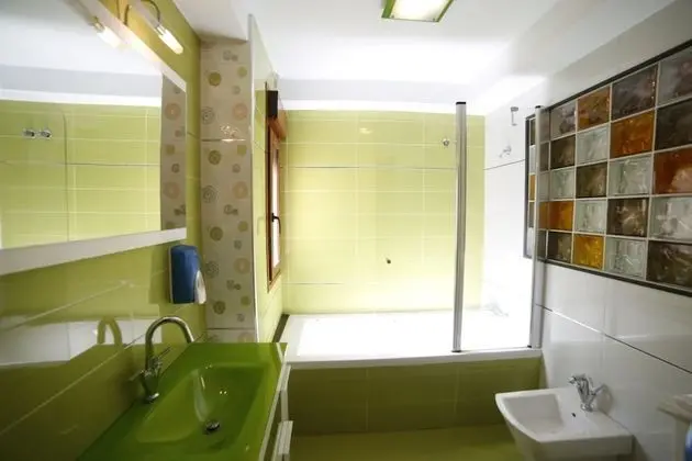 Üç Kişilik Oda, Ortak Banyo