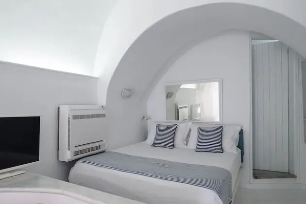 Cave 2 Bedroom Apartment with Hot Tub (Caldera View)
