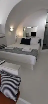 Cave 2 Bedroom Apartment with Hot Tub (Caldera View)