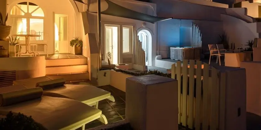 Cave 2 Bedroom Apartment with Hot Tub (Caldera View)