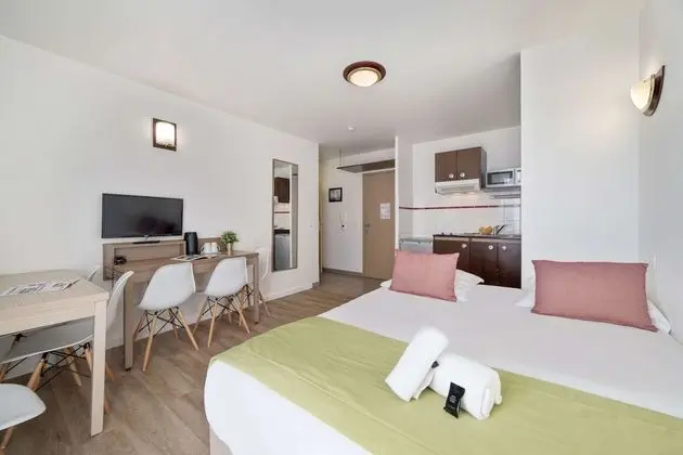 Standard Oda, Sigara İçilmez (1 Queen, 2 Singles & 1 Sofa Bed)