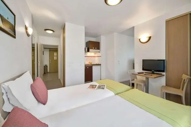 Standard Oda, Sigara İçilmez (1 Queen, 2 Singles & 1 Sofa Bed)