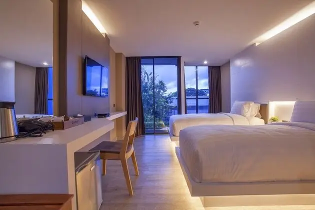 Signature Pool View with Twin Bed