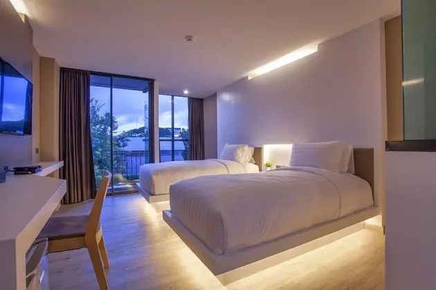 Signature Pool View with Twin Bed