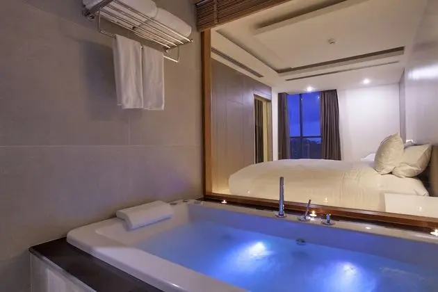 Suite Jacuzzi Pool View
