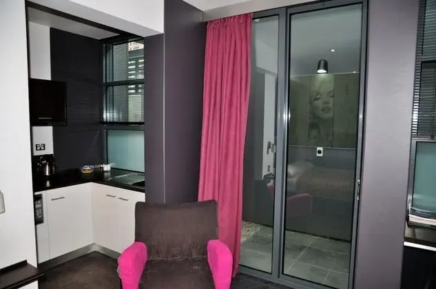 Deluxe Stüdyo, Avlu
