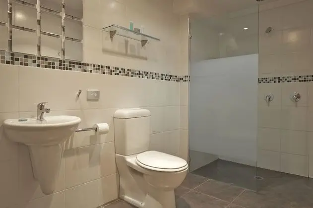 Deluxe Stüdyo, Avlu