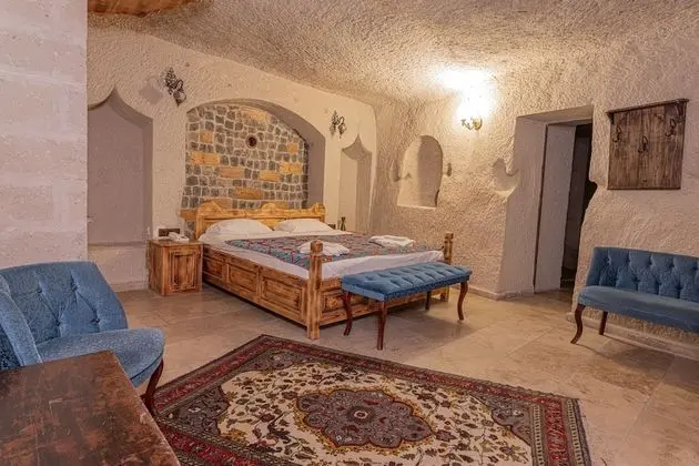 Deluxe Cave Room