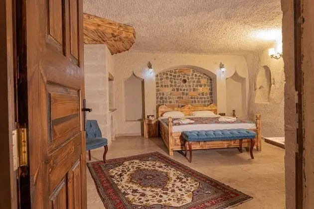 Deluxe Cave Room