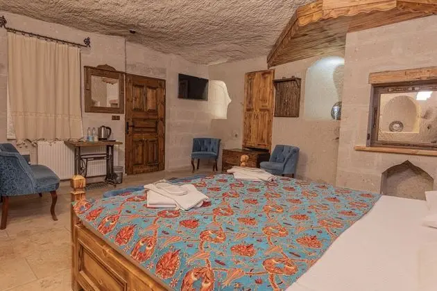 Deluxe Cave Room
