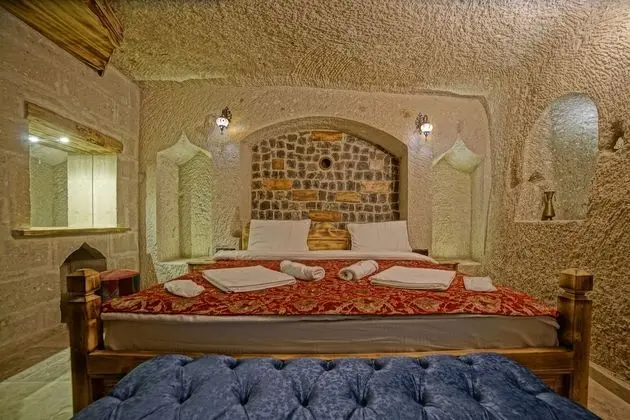 Deluxe Cave Room