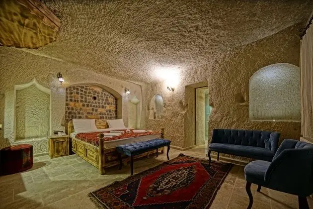 Deluxe Cave Room