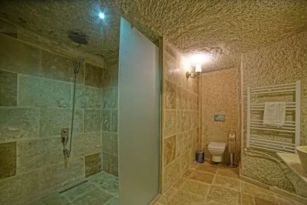 Deluxe Cave Room