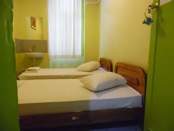 İki Ayrı Yataklı Oda, Ortak Banyo