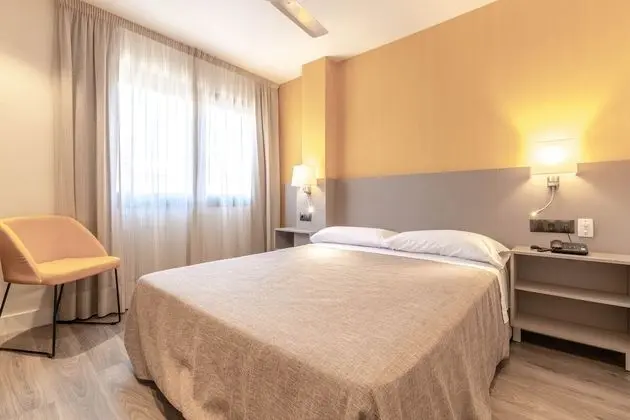 Büyük Yataklı Tek Kişilik Oda