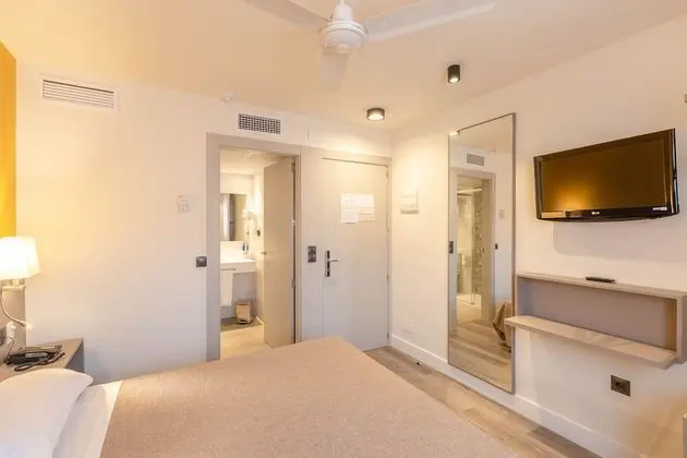 Büyük Yataklı Tek Kişilik Oda