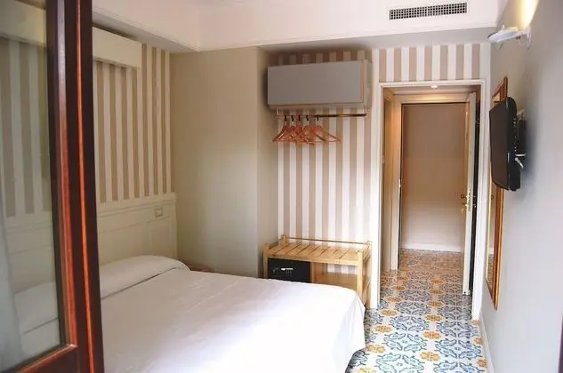 Tek Büyük veya İki Ayrı Yataklı Oda, Balkon