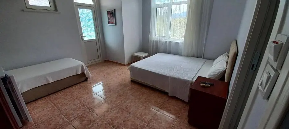 Triple, Kara veya Kısmi Deniz Manzaralı, Balkonlu