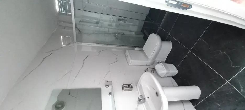 Triple, Kara veya Kısmi Deniz Manzaralı, Balkonlu
