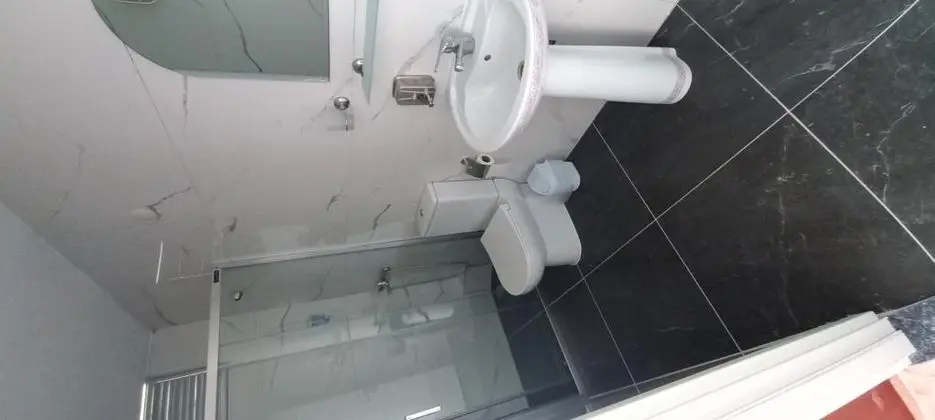 Triple, Kara veya Kısmi Deniz Manzaralı, Balkonlu