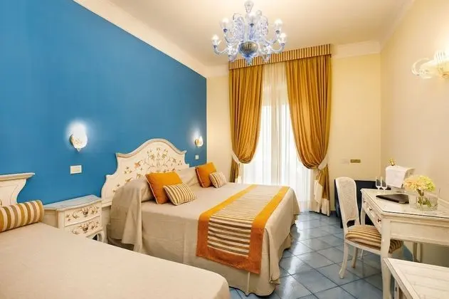 Tek Büyük veya İki Ayrı Yataklı Oda, Balkon, Deniz Manzaralı