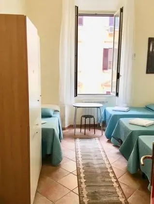 Ortak Ranzalı Oda, 1 Tek Kişilik Yatak