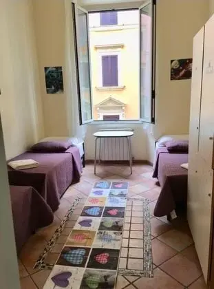 Ortak Ranzalı Oda, 1 Tek Kişilik Yatak